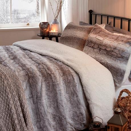 Esiet mājīgs ar mākslīgās kažokādas B&M gultas veļu, kas silda pircēju sirdis