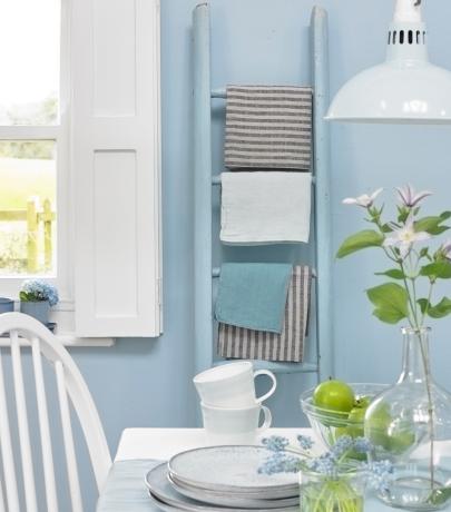 Escalera de toalla pintada de azul para paños de cocina