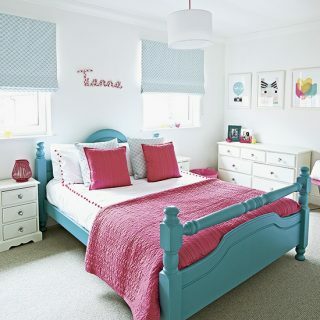 Barnets pulserande rosa och turkosa sovrum