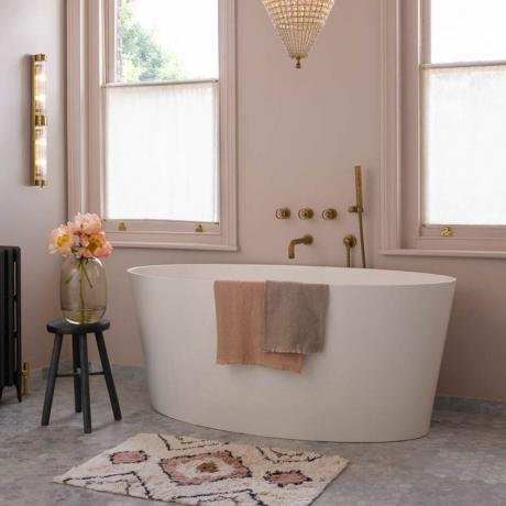 Bagno bianco con asciugamano in bagno neutro con pavimento effetto pietra grigia