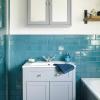 Cambio de imagen del baño azul turquesa con piso estampado y muebles grises