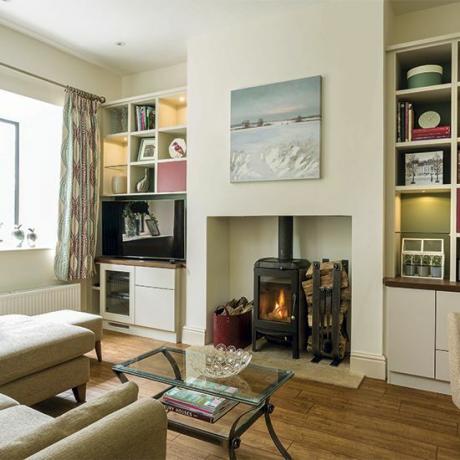 woonkamer met houten vloer en smart tv op witte muur
