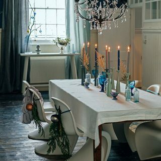 Sala de jantar de natal com lustre | Decoração de sala de jantar | Casas e jardins | Housetohome.co.uk