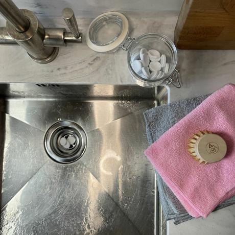 Rengøring af afløb i køkkenvask med tandprotesetabletter