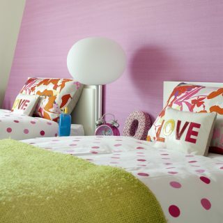 Valoisa lasten makuuhuone | Värikäs lasten makuuhuone | Vaaleanpunainen maali | Kuva | Kotitalo