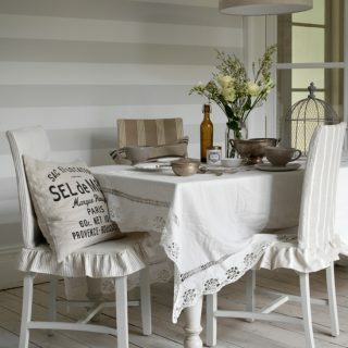 Ruang makan netral dengan wallpaper bergaris | ide dekorasi pedesaan | Rumah & Interior Pedesaan | Housetohome.co.uk