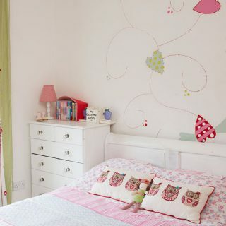 غرفة نوم بناتي وردي مع ملصقات جدارية | تزيين | ستايل في المنزل | Housetohome.co.uk