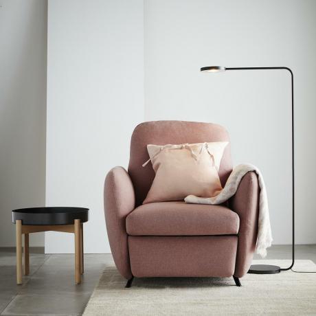 Это розовое кресло с откидной спинкой из IKEA пользовалось успехом.