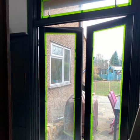 Savvy DIYer rada iespaidīgas Crittall efekta terases durvis-tikai par £ 15!
