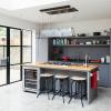 Köögi ümberkujundamine hallide tavaliste inglise ühikute ja betoonpõrandatega