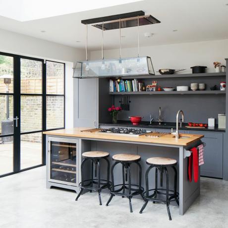 Virtuvės pertvarkymas su pilkais paprastais angliškais vienetais ir betoninėmis grindimis