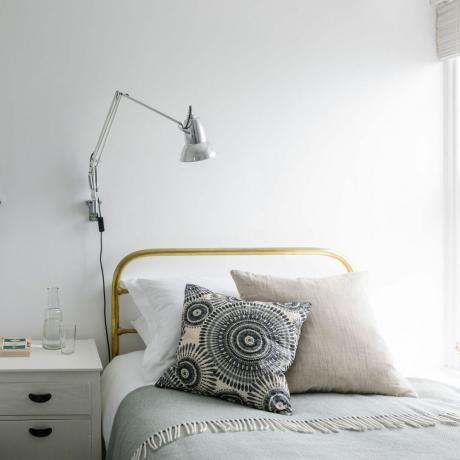kamar tidur putih tempat tidur single logam lampu dinding yang dapat diperpanjang
