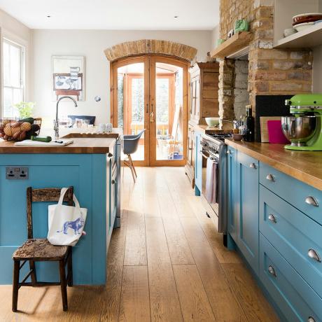 มี-a-look-around-this-fun-and-colourful-1920s-family-home-in-London-kitchen