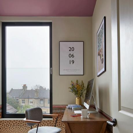 Cremefarbenes Heimbüro mit rosa Decke und Rand mit Leopardenmuster