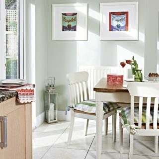 Dîner lumineux et moderne avec table en bois blanc