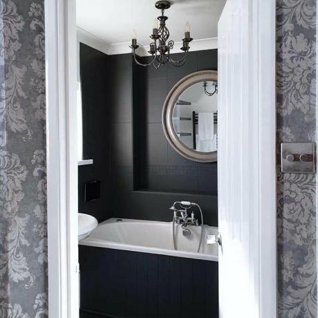Inspírate con este increíble cambio de imagen de azulejos de baño de pintura francesa