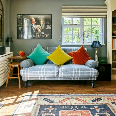 Modernt lantligt vardagsrum med en soffa