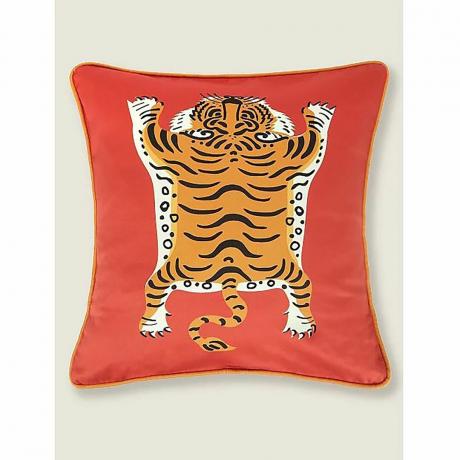 Röd kudde med tiger framtill.