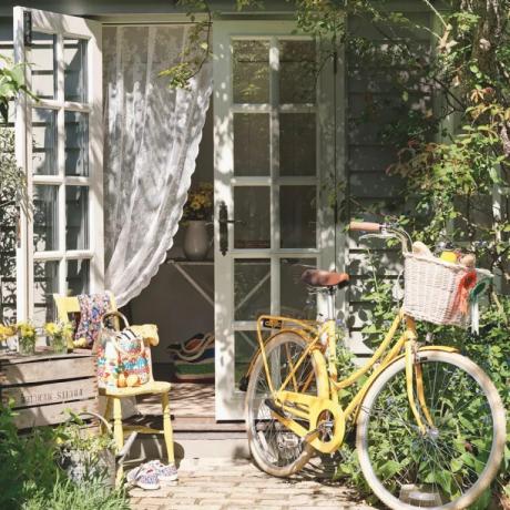 Country-summer-house-bike-rideau-summer-house-style-idees-Tim-Young