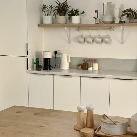 armários de cozinha brancos com prateleira flutuante e acessórios