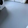 Majiteľ domu vyrába domácu šablónu na maľovanie podlahových dlaždíc za menej ako 50 libier