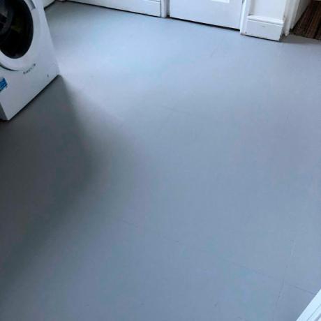 Il proprietario di casa realizza uno stencil fai-da-te fatto in casa per dipingere le piastrelle del pavimento per meno di £ 50