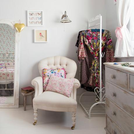 गुलाबी फूलों वाला बेडरूम मेकओवर जो स्त्रैण और मज़ेदार है