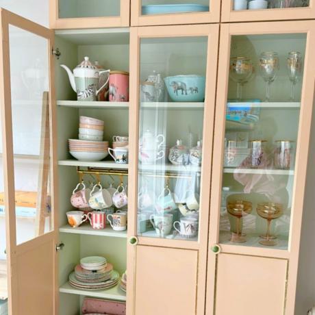 IKEA のビリー本棚を DIY で改造し、中にさまざまなマグカップや食器を展示