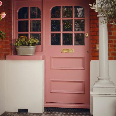 kesalahan warna pintu depan, pintu depan dicat merah muda dengan jendela serasi, tembok bata merah, penanam, batu dan pilar dicat putih pudar