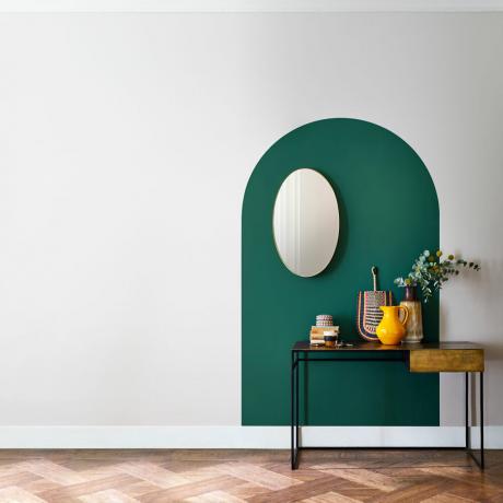 сив коридор с боядисана в зелено арка