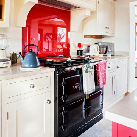 virtuvė su raudonu akcentu ir sala