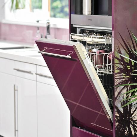 Cara membersihkan mesin pencuci piring – ditambah cara menambahkan garam pencuci piring dan bantuan bilas untuk peralatan makan yang berkilau
