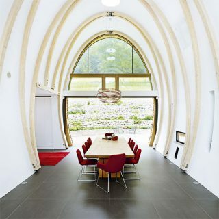 غرفة طعام حديثة مع نافذة مميزة | تزيين غرفة الطعام | مطابخ جميلة | housetohome.co.uk