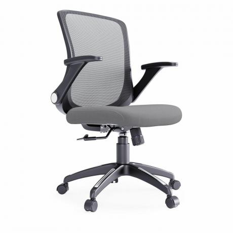 Una silla de oficina giratoria de malla gris y negra.