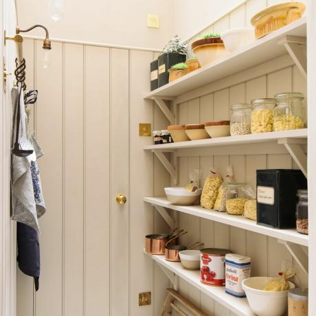 Κρεμ βαμμένο ντουλάπι κουζίνας με ανοιχτά ράφια