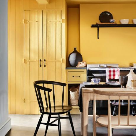 kas toad tuleks värvida heledates või tumedates toonides, kollane köögi söögituba, blond puidust laud ja toolid, mustad toolid, must vanus, mustad aktsendid