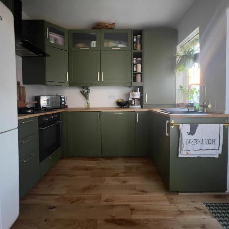 Een goedkope groene make-over transformeerde deze kleine keuken