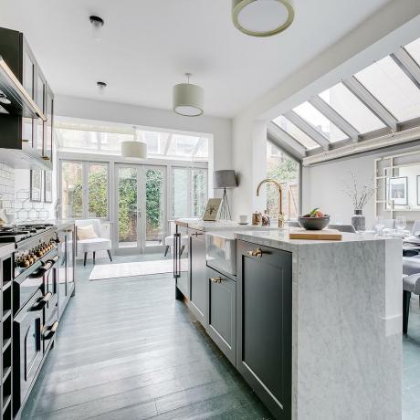 Explore esta impresionante casa familiar de Londres llena de características originales