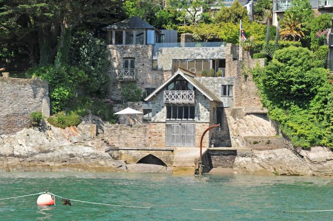 Oglejte si to znamenito obmorsko hišo na bujnem podeželju Devona