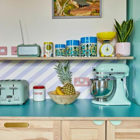 Ett färgglatt kök med pastellfärgade köksmaskiner