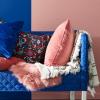 De bestverkochte IKEA schapenvacht vloerkleden zijn nu verkrijgbaar in roze en marine