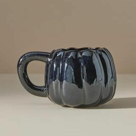 Черна чаша с форма на тиква