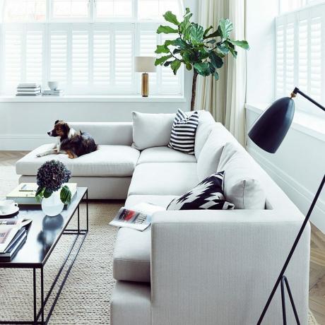 Έξυπνο μοντέρνο σαλόνι με χαμηλό γωνιακό καναπέ