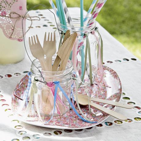 Превърнете празни стъклени буркани в красиви, готови за плаж държачи за прибори за хранене и сламки от хартия