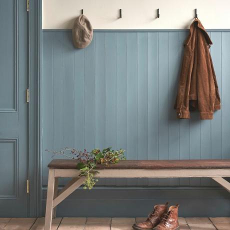couloir avec languette bleue et murs lambrissés rainurés et murs crème