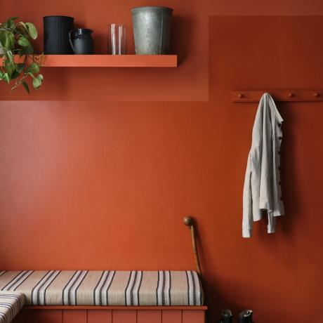 ideas de color para el cuarto de servicio, cuarto de servicio naranja con acabados de pintura mate y brillante, banco, estantería abierta, riel de clavijas