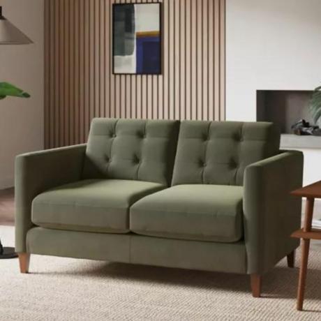 Šalavijų žalia sofa neutralioje svetainėje