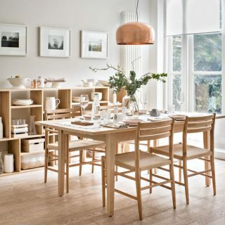 Salle à manger intemporelle avec meubles en chêne et murs pâles