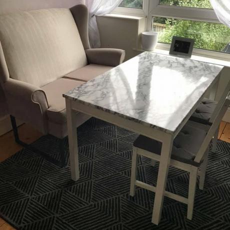 Обожаватељка уради сам обоји свој трпезаријски сто и додаје мермерну лепљиву површину - сада изгледа потпуно ново!