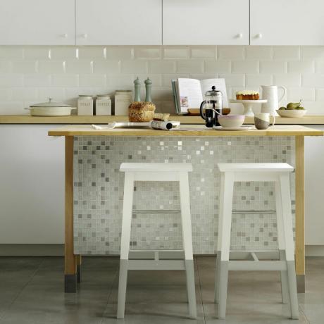 Trucuri IKEA pe insulă de bucătărie – moduri inspiratoare de a vă personaliza spațiul